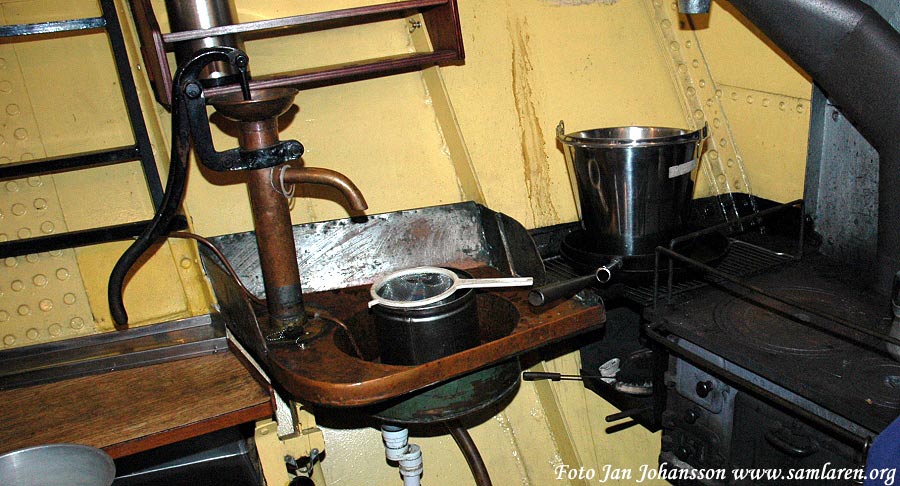 Sj�vattenpump och spis i kabyssen