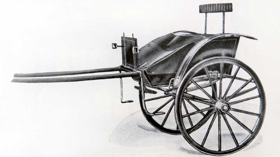 Promenadgigg, l�ttg�ende k�rra. Kl�dseln av vagnskl�de eller pegamoid. L�tt flyttbar sits, brett ryggst�d. Vikt 190 kilo